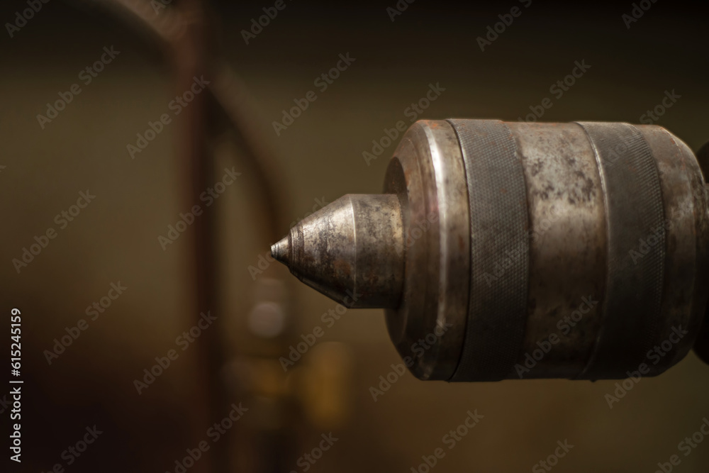 Close up de punta de torno de metal