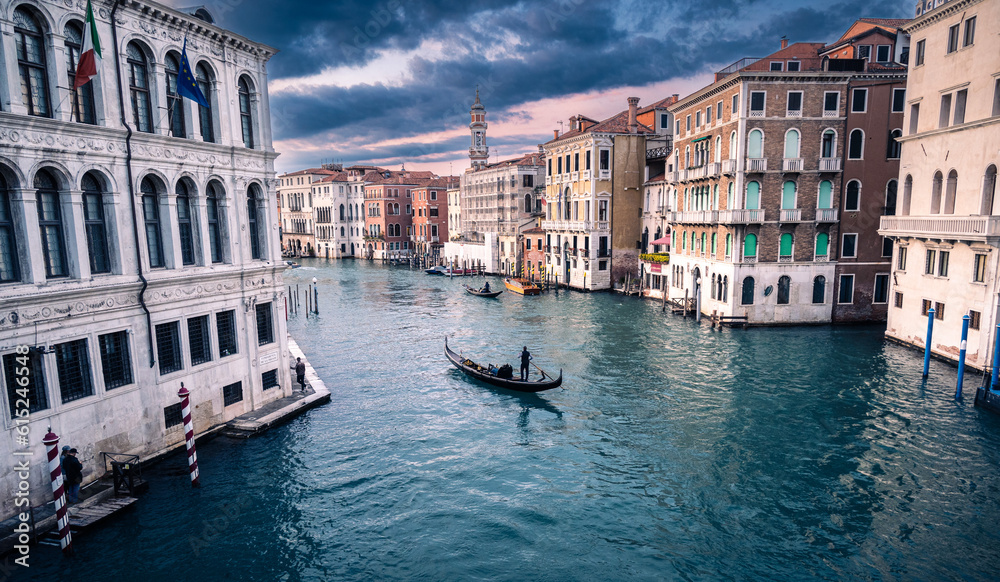 Obraz premium panorama su canali di venezia, con le gondole che li percorrono