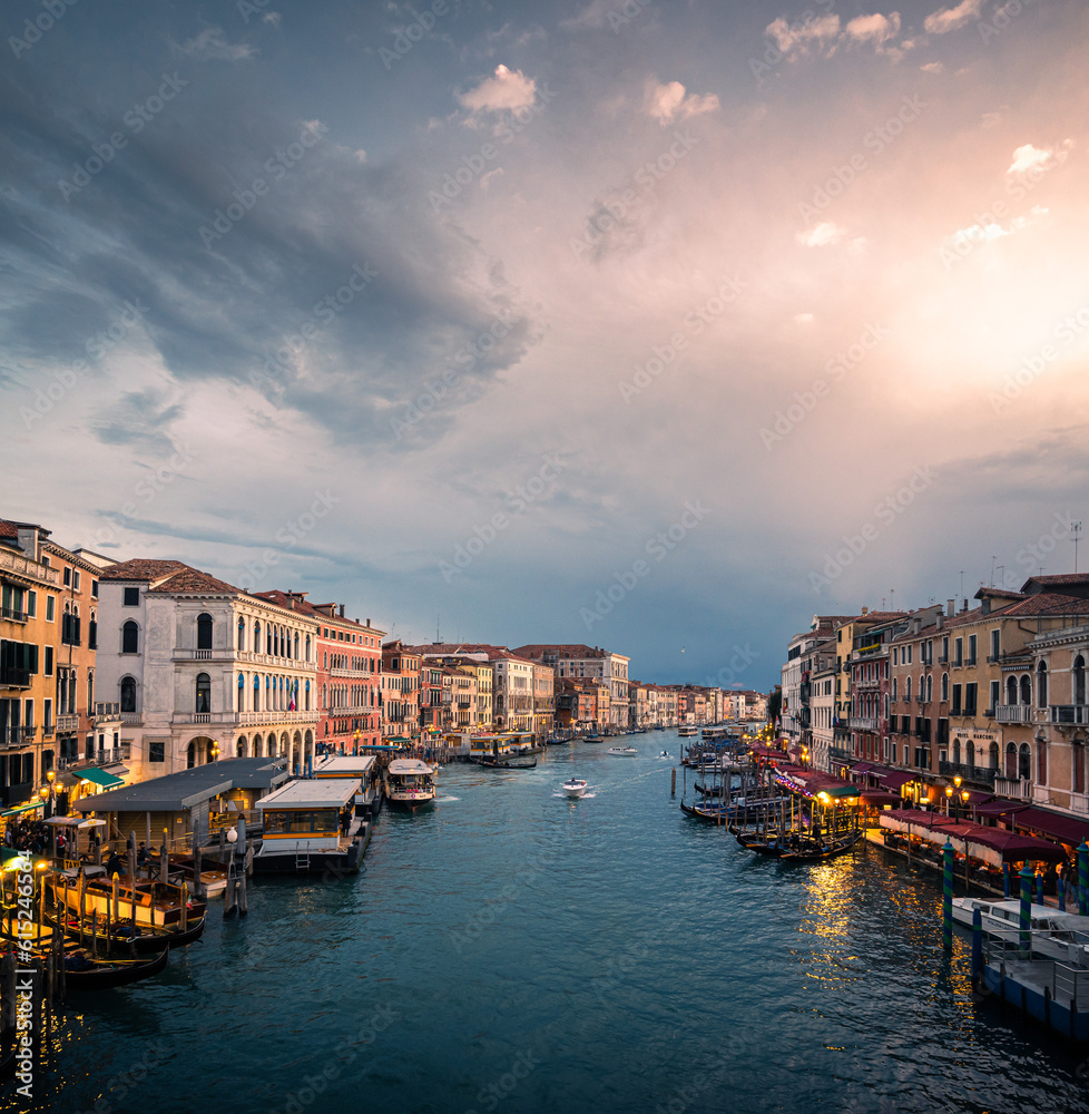 panorama su canali di venezia, con le gondole che li percorrono