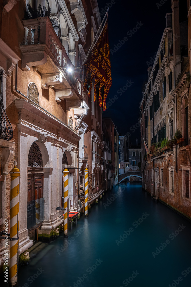 panorama su canali di venezia, con le gondole che li percorrono