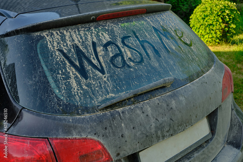 Billede på lærred On the glass of a very dirty and dusty car there is a funny inscription WASH ME, at the bottom you can see an empty license plate frame without inscriptions