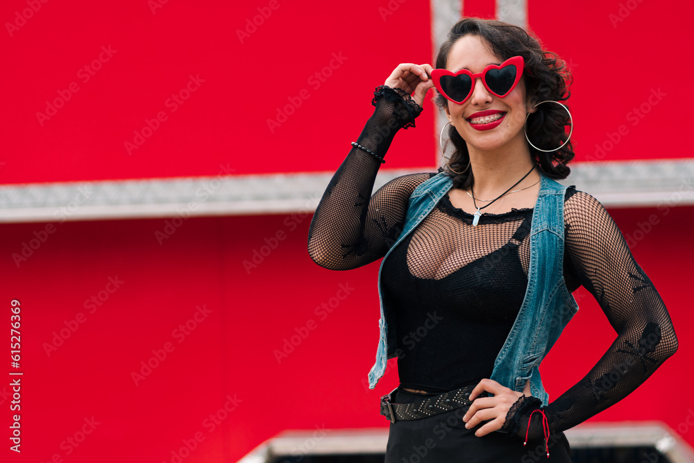 retrato de bella mujer latina con maquillaje jugando con sus lentes rojos al aire libre en un fondo rojo estilo 80s 90s retrato de bella mujer latina con maquillaje jugando con sus lentes rojos al aire libre en un fondo rojo estilo 80s 90s