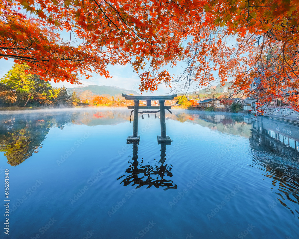 Φωτογραφία Yufuin, Japan - Nov 27 2022: Tenso-jinja shrine at lake Kinrin, is one of the representative sightseeing spots in the Yufuin area at the foot of Mount Yufu