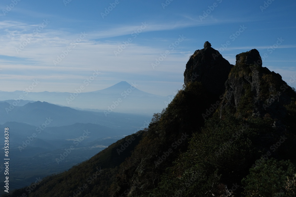Fototapeta premium 富士山の見える八ヶ岳の絶景トレイル。日本の雄大な自然。百名山。
