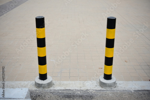 Yellow and black steel poles Reduce the risk of accidents because there are no pillars to protect the dangerous area from collisions of cars