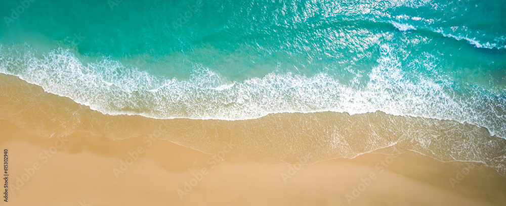 Φωτογραφία Top view aerial image from drone of an stunning beautiful sea landscape beach with turquoise water with copy space for your text