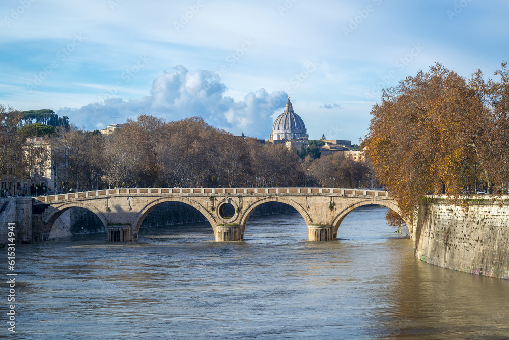 Pont en arc sur le Tibre à Rome en automne Pont en arc sur le Tibre à Rome en automne