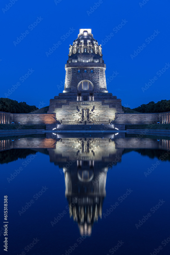 Obraz premium Völkerschlachtdenkmal im Abendlicht, Leipzig, Deutschland