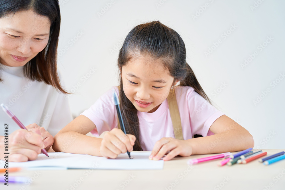 部屋でお絵描きをして遊ぶ親子 部屋でお絵描きをして遊ぶ親子