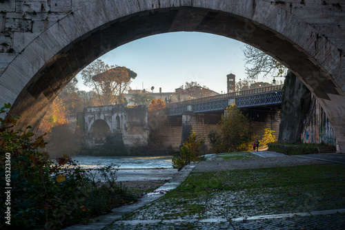 Les rives du Tibre à Rome en automne