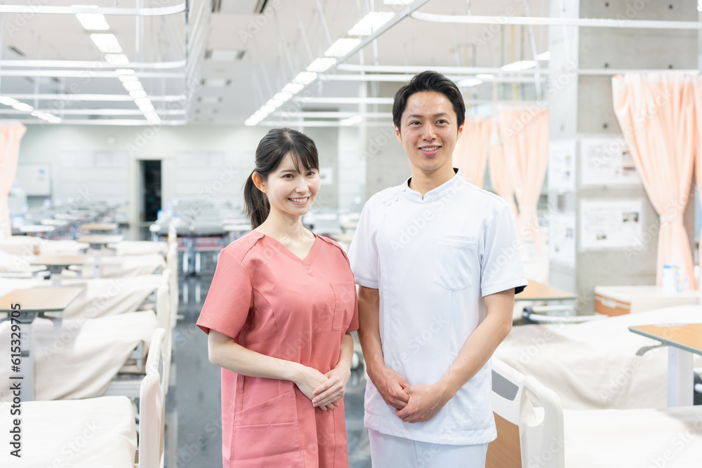 Obraz premium 病院で働く笑顔の医者たち