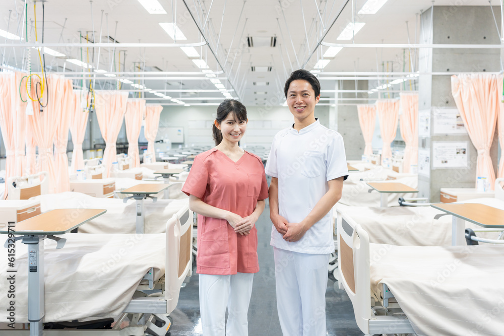 Obraz premium 病院で働く笑顔の医者たち