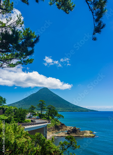 開聞岳は、鹿児島県の薩摩半島の南端に位置する標高924 mの火山で、薩摩富士とも呼ばれる
