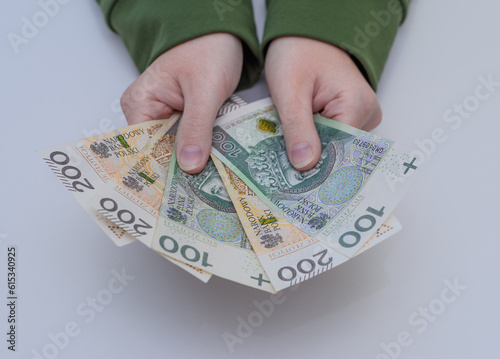 Banknoty 800 złotych poskich płn trzymane w dłoniach w formie wachlarza