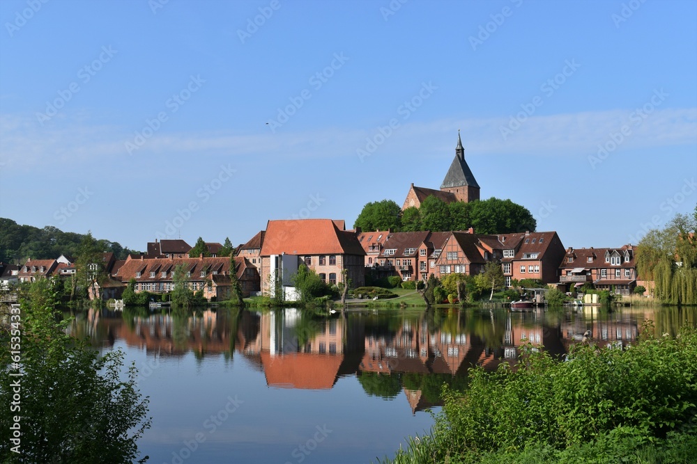 Panorama mit Häusern und KIrche spiegelnd im See in Mölln 
