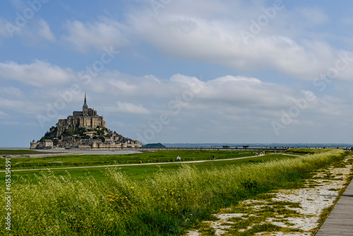 Mont Saint-Michel, Abtei, Felseninsel, Kloster, Wanderweg, Insel, Abteikirche, Befestigungsanlage, Granitfelsen, Gezeiten, Felder, Landwirtschaft, Bretagne, Sommer, Frankreich photo