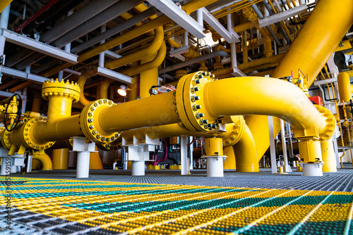 Large oil and gas pipes and warps that have been used are corroded on the outside.