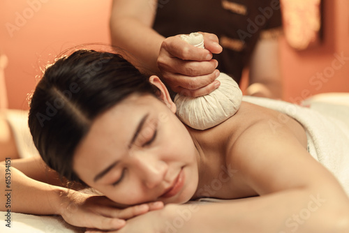 Tableau sur toile Selective focus, Herbal compress on hand of masseur