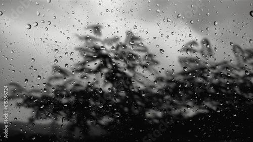 Regentropfen auf Fenster in schwarz weiß