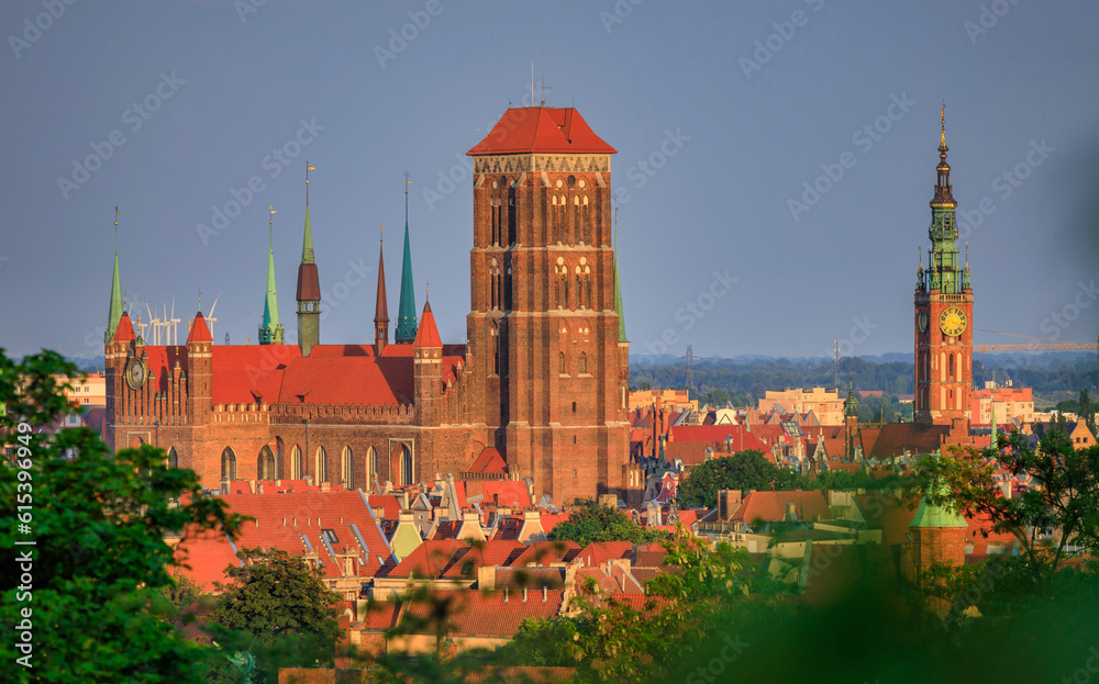 Obraz premium Beautiful cityscape of Gdansk with St. Mary Basilica and City Hall, Poland.