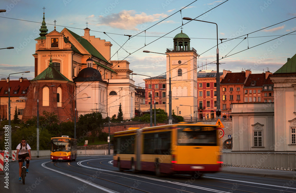 Warszawa poranek, wczesna godzina, ruch uliczny, rower autobusy, trasa W-Z, barokowy kościół Św. Anny i dzwonnica