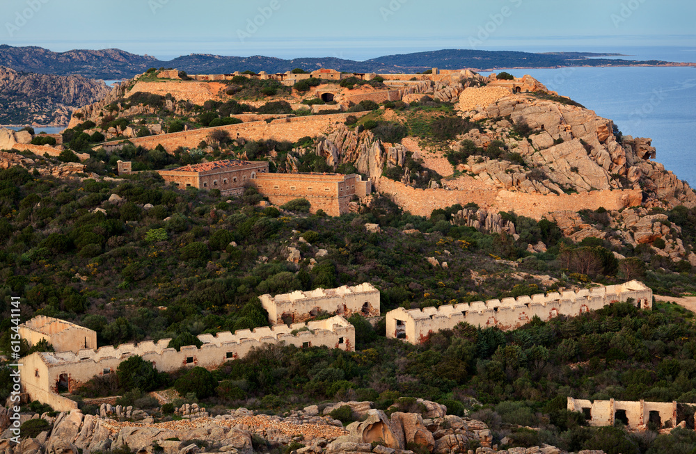 Sardynia skaliste wybrzeże przylądek półwysep capo d'orso, opuszczona baza wojskowa, twierdza, forteca, bateria, koszary