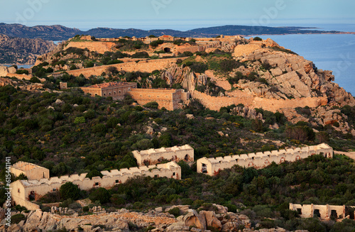 Sardynia skaliste wybrzeże przylądek półwysep capo d'orso, opuszczona baza wojskowa, twierdza, forteca, bateria, koszary