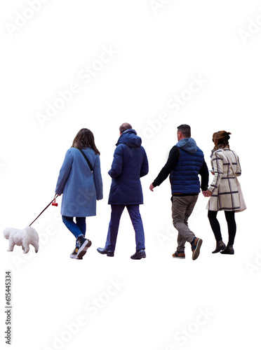 Groupe de quatre jeunes européenes personnes se promenant avec un chien. 