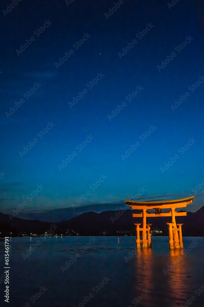 広島 日没後の海に浮かぶ厳島神社の幻想的な鳥居