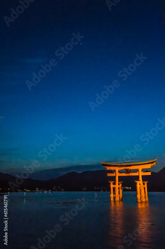 広島 日没後の海に浮かぶ厳島神社の幻想的な鳥居