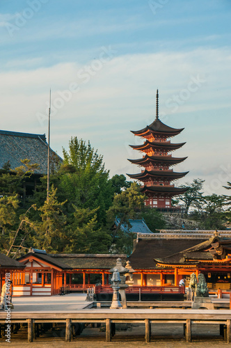 広島 夕日を浴びて茜色に染まった厳島神社の美しい夏の情景