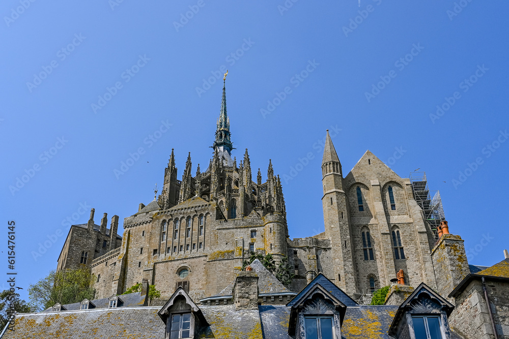 Fototapeta premium Mont Saint-Michel, Abtei, Felseninsel, Kloster, Insel, Abteikirche, Befestigungsanlage, Granitfelsen, Gezeiten, Bretagne, Sommer, Frankreich