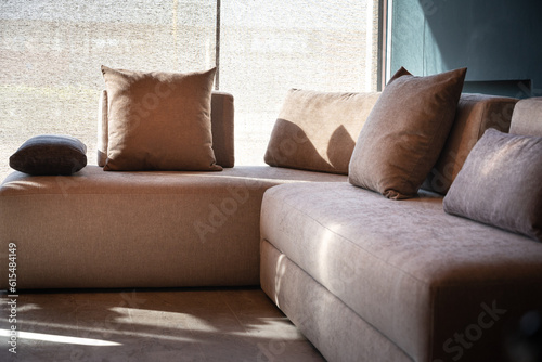 Interior of living room with sofa, modern home. dettagli di divano e cuscini