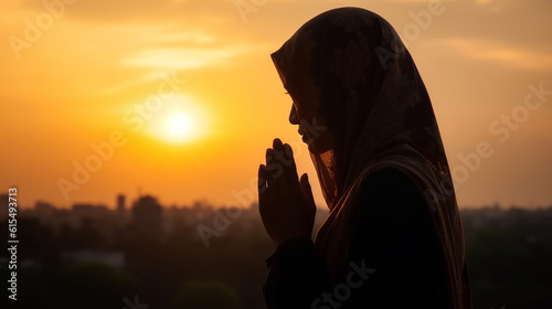 mulher fazendo oração em por do sol lindo ao ar livre, fé cristã 
