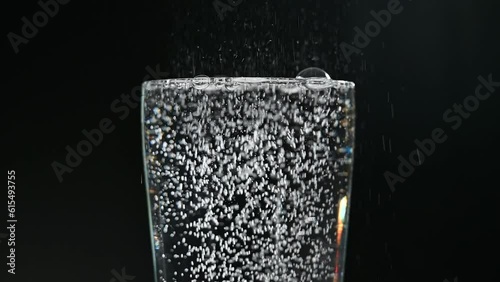 炭酸水を注ぐ