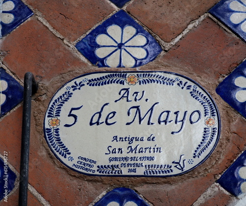 Av 5 de Mayo. Antigua de San Martin. Governo del Estado de Puebla. Consejo Centro Historico.  Avenue du 5 Mai. Anciennement rue Saint Martin. Etat de Puebla.  Conseil du Centre historique. C  ramique.