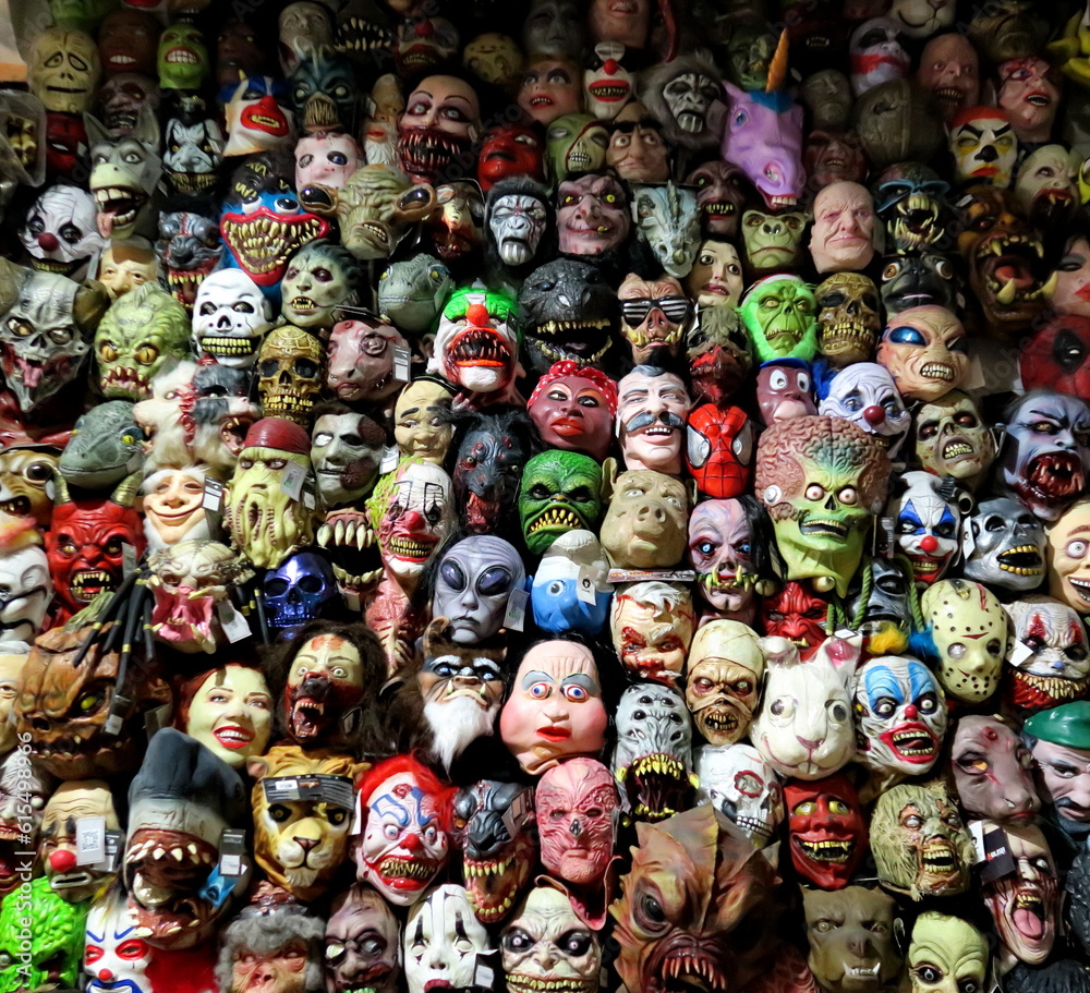 Masques d'horreur alignés sur un mur. Halloween.