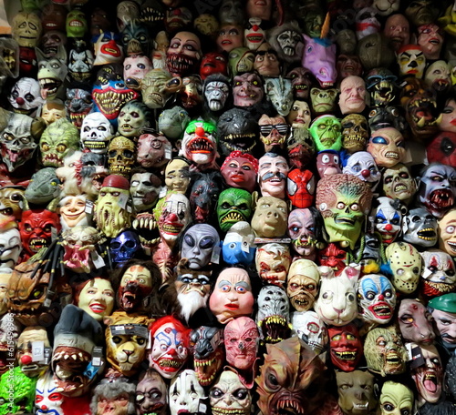Masques d'horreur alignés sur un mur. Halloween.