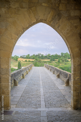 Obraz na płótnie Medieval arch and the famous bridge in Puente la Reina, Spain w salonie