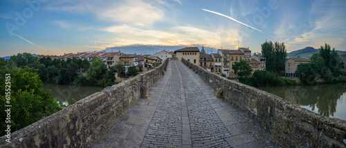 Obraz na płótnie View of the Entrance to Puente la Reina, Spain w salonie