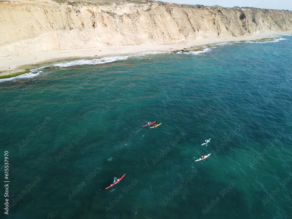 Obraz premium SEA CLIF WITH KAYAKES IN SEA BELOW