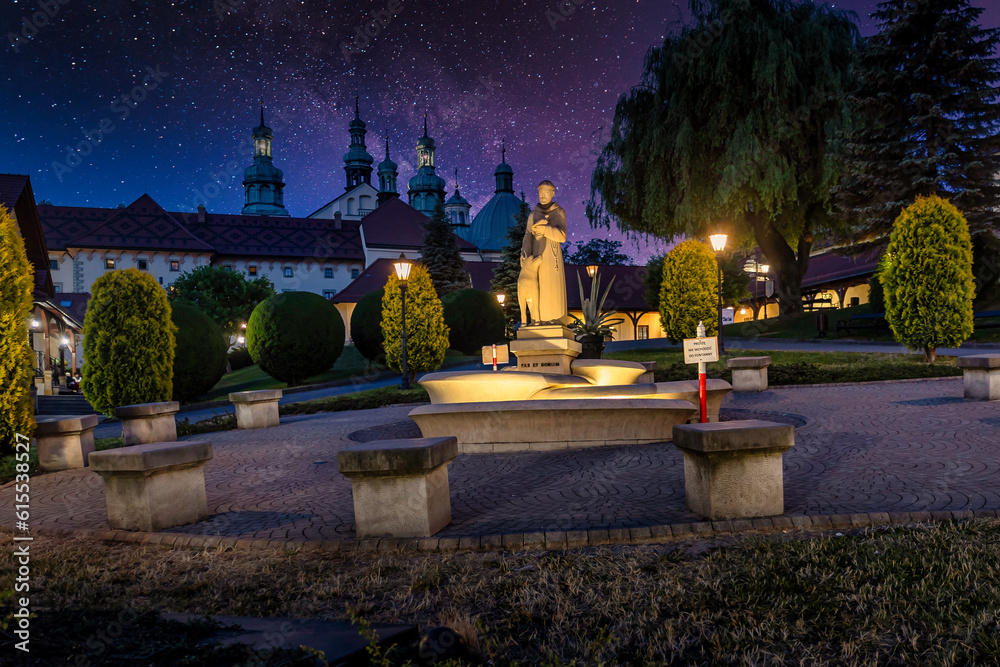 Dziedziniec arkadowy w Kalwarii Zebrzydowskiej nocą