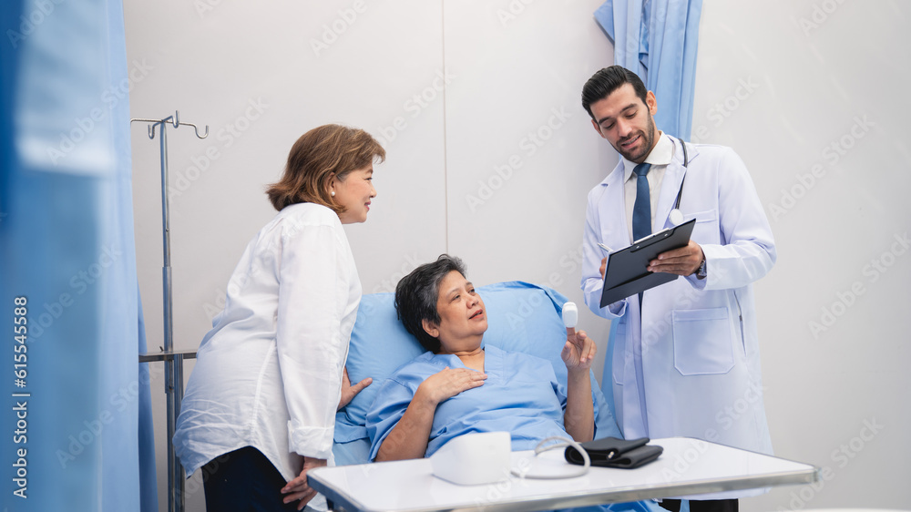Obraz premium Yong male doctor consulting senior man at hospital. Medical staff explaining diagnosis to patient. Medicine and healthcare concept.