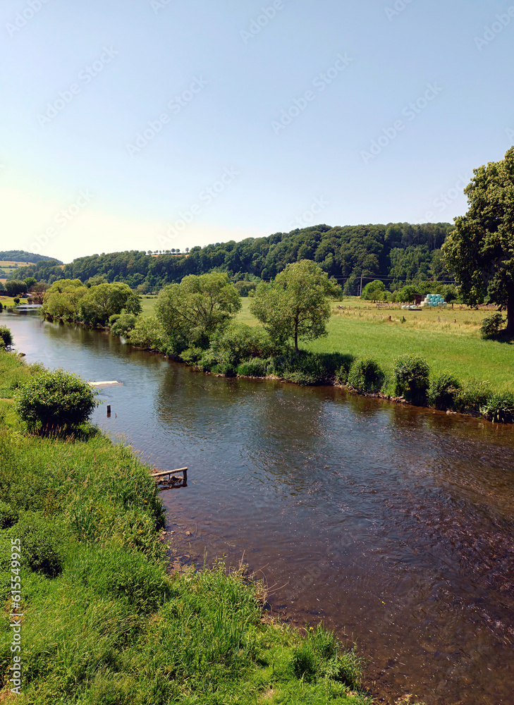 Der Fluss Sauer in Erpeldingen (Erpeldange) im Kanton Diekirch. 