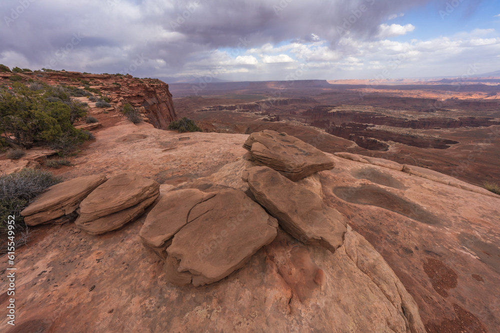 Fototapeta premium hiking the grand view point trail in the island in the sky in canyonlands national park, usa