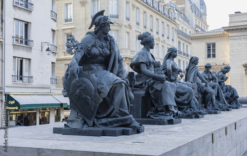 Sculptures des six continents du Monde à l'extérieur du musée d'Orsay à Paris