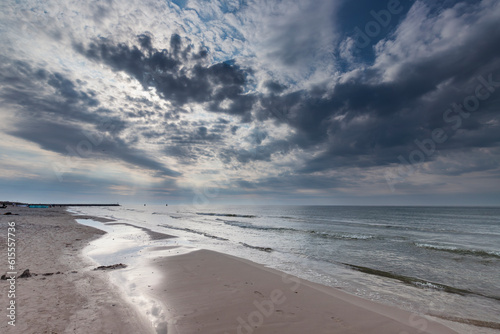 Dynamiczne niebo z chmurami na plaży. Pejzaż morski, Morze Bałtyckie, Polska