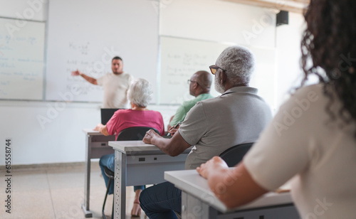 classe de adultos de idades variadas assistindo aula em uma universidade no Brasil photo