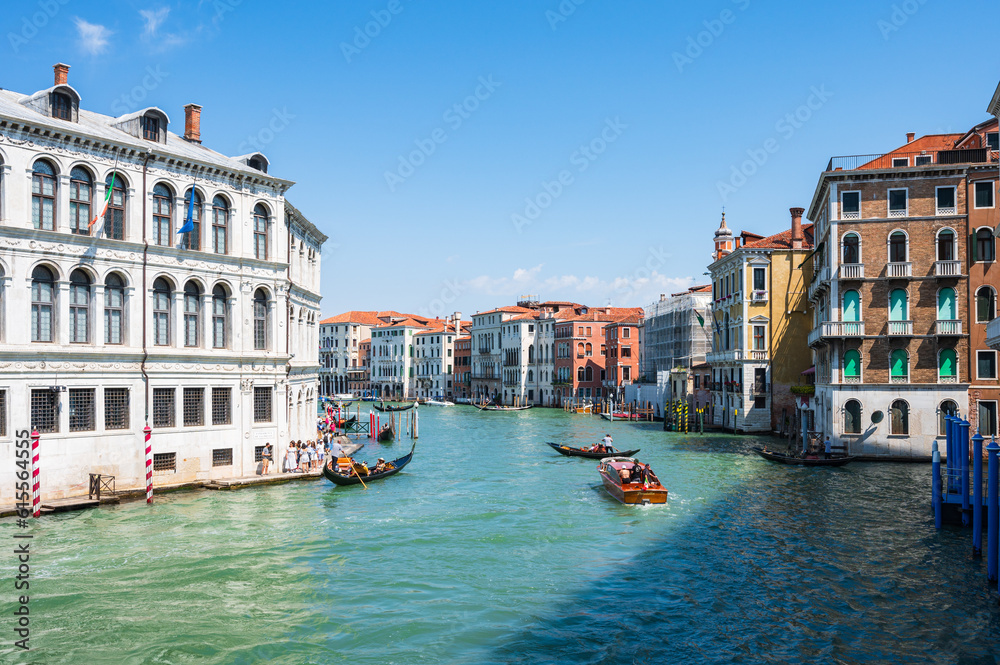 Momentaufnahme des Canal Grande (Canałazzo) mit typischen Stadthäusern in Venedig