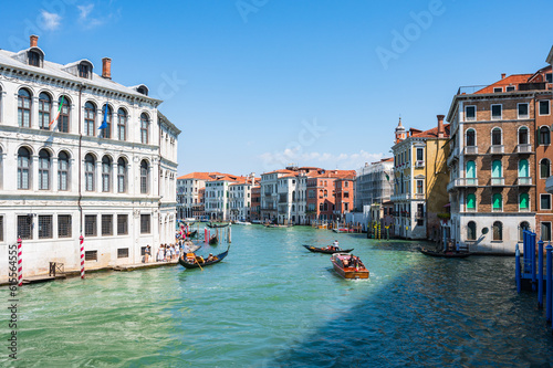 Momentaufnahme des Canal Grande (Canałazzo) mit typischen Stadthäusern in Venedig photo